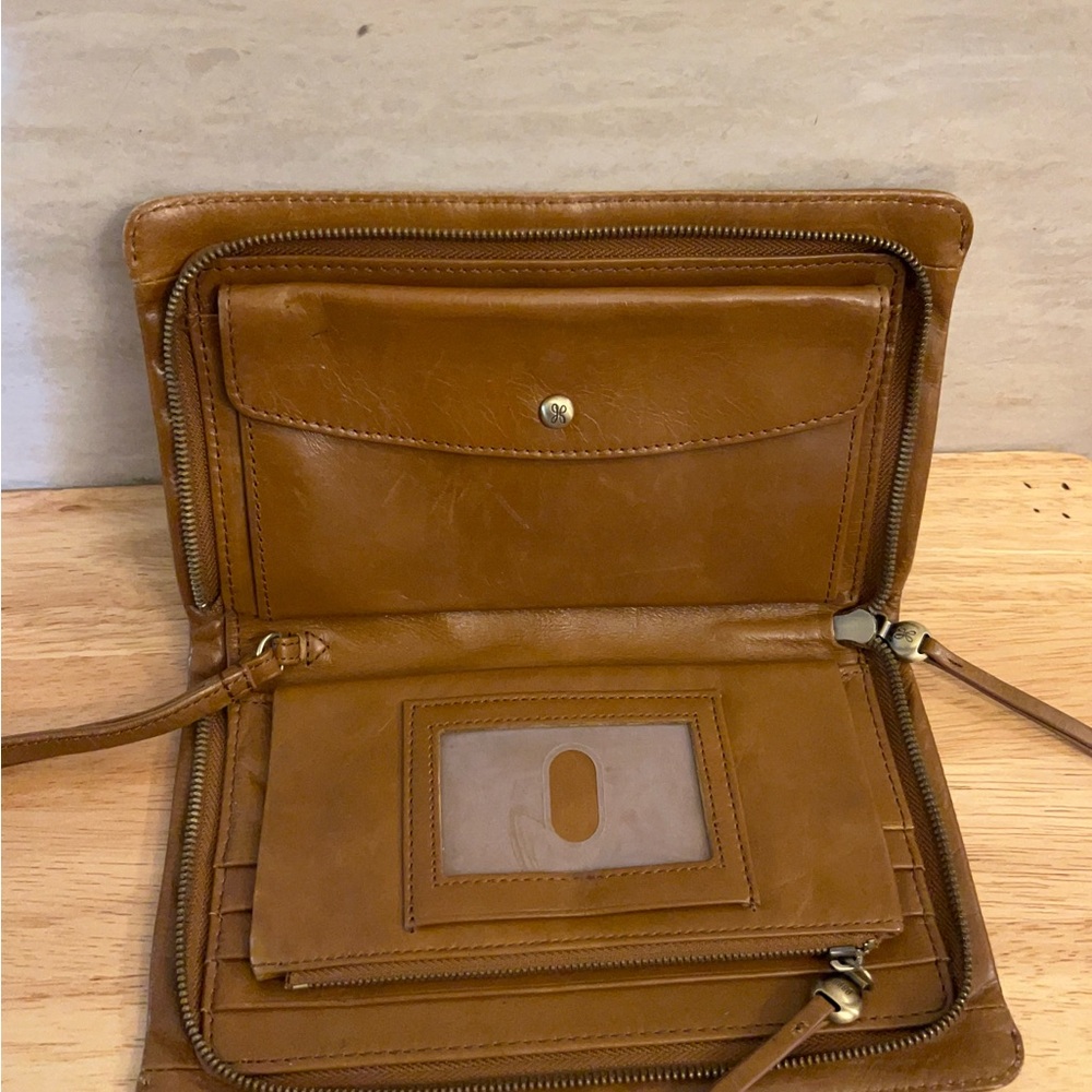 HOBO Evolve Wristlet in leather. - Picture 3 of 12